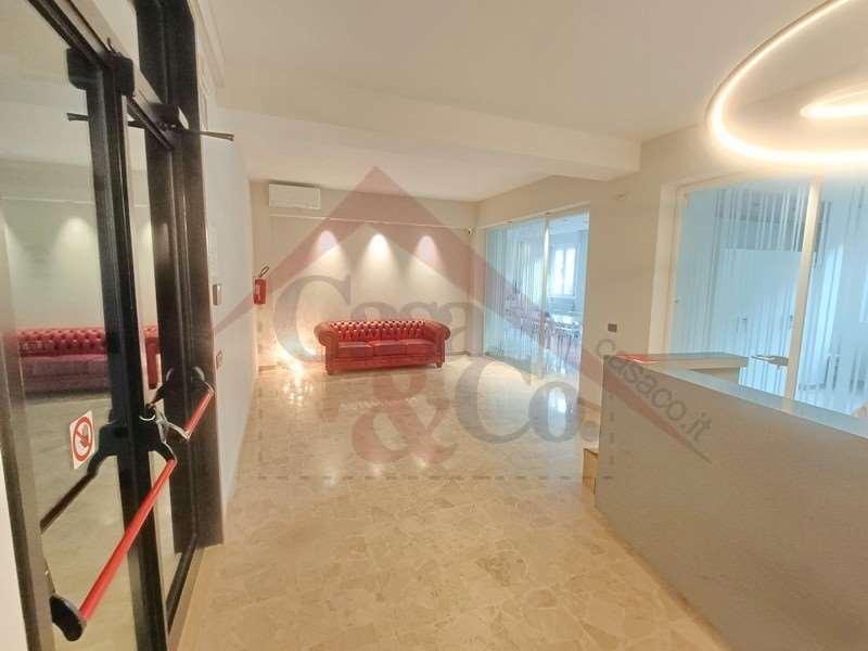 negozio in vendita a Modena in zona Madonnina / Quattro Ville