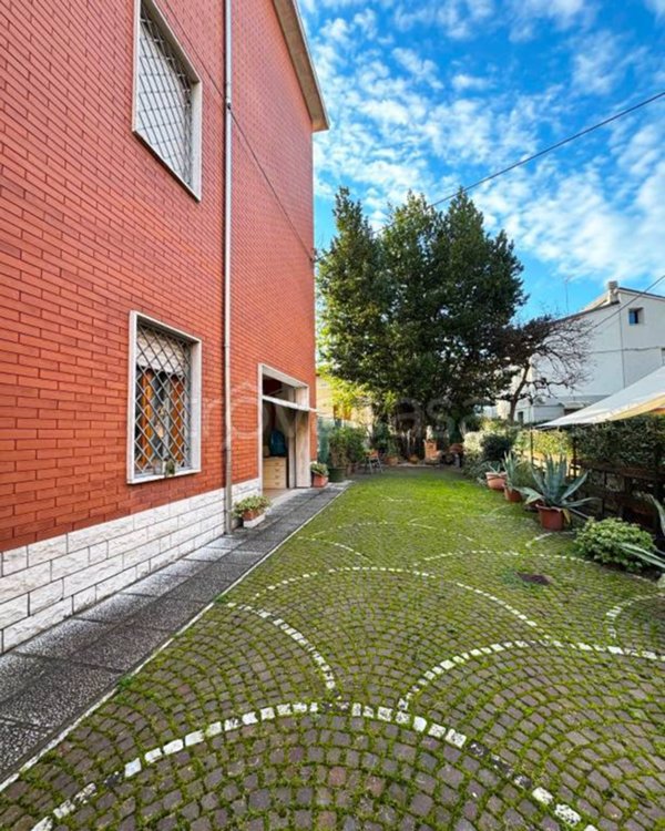 appartamento in vendita a Modena in zona Amendola