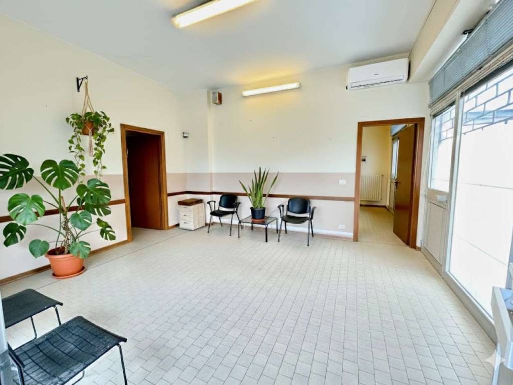 negozio in vendita a Modena in zona San Lazzaro / Modena Est