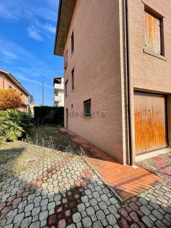 casa indipendente in vendita a Modena in zona Crocetta