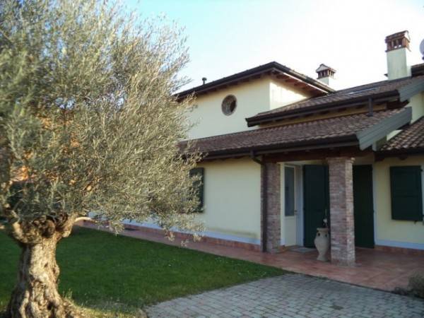 casa indipendente in vendita a Modena in zona Cognento