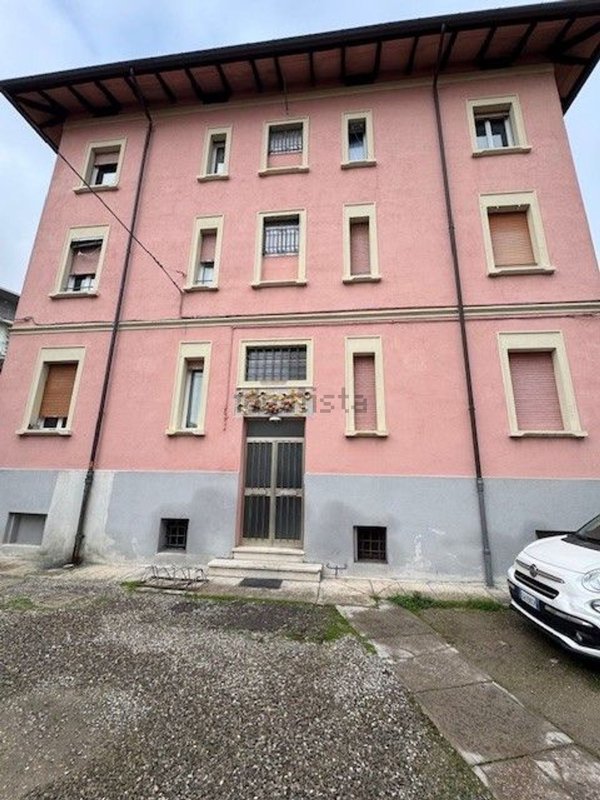 appartamento in vendita a Modena in zona Amendola