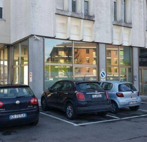negozio in vendita a Modena in zona Villanova