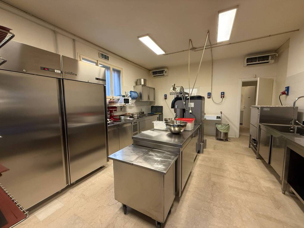 negozio in vendita a Modena in zona Villanova