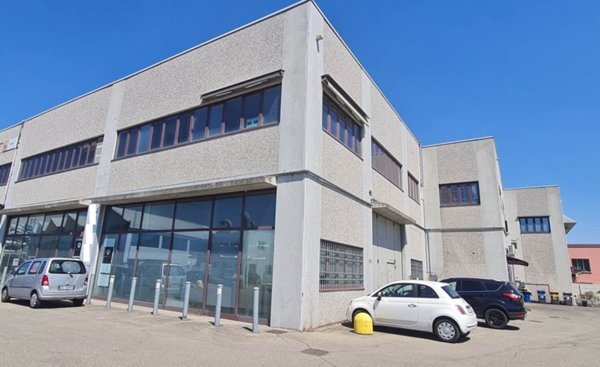 locale commerciale in vendita a Modena