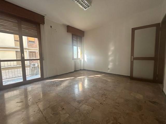 ufficio in vendita a Modena in zona Crocetta