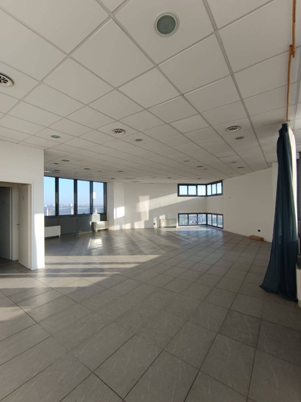 locale commerciale in vendita a Modena in zona Crocetta