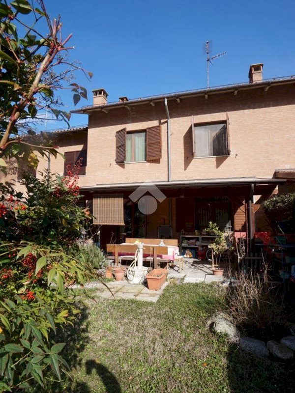 casa indipendente in vendita a Modena in zona Centro Storico