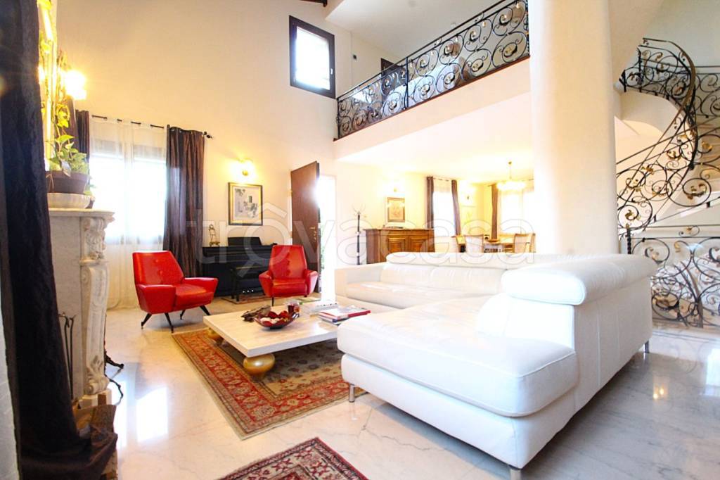 casa indipendente in vendita a Modena in zona Amendola