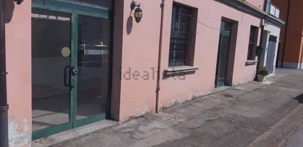 locale commerciale in vendita a Modena