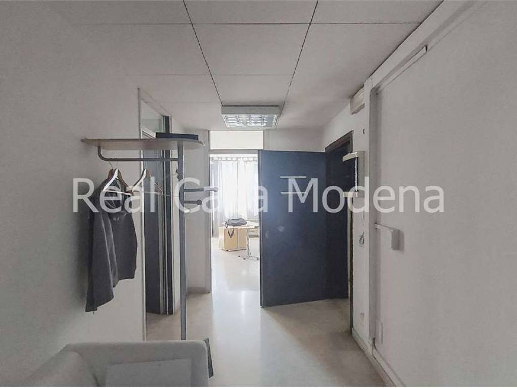 ufficio in vendita a Modena in zona San Faustino
