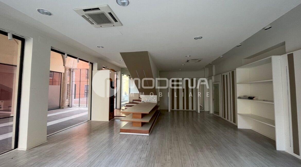 ufficio in vendita a Modena in zona Centro Storico
