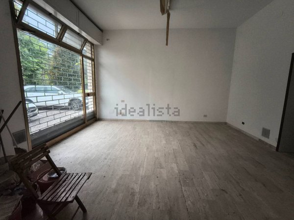 negozio in vendita a Modena in zona Amendola