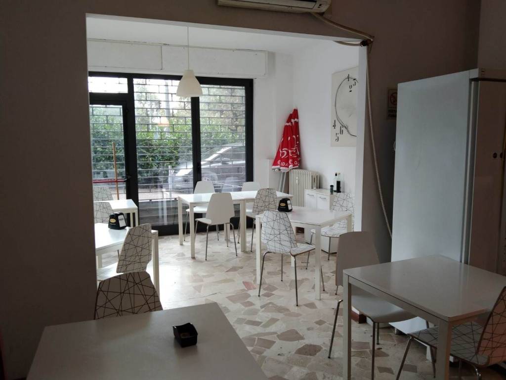 negozio in vendita a Modena in zona Crocetta