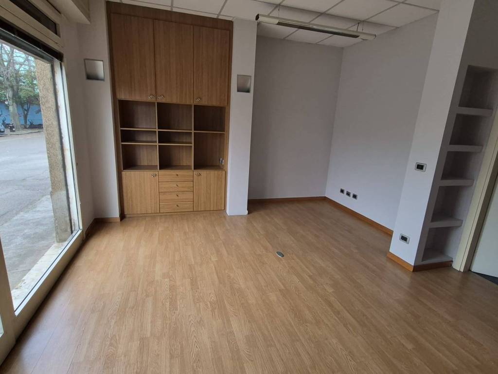 negozio in vendita a Modena in zona San Lazzaro / Modena Est