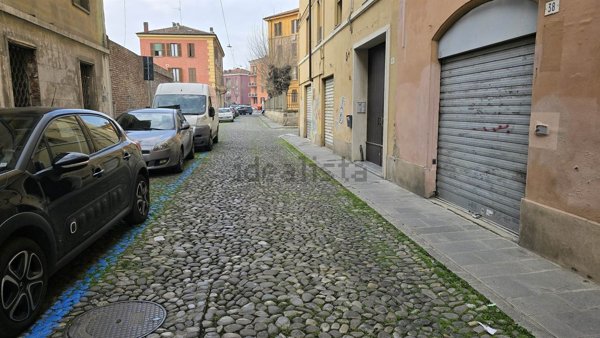 locale commerciale in vendita a Modena in zona Centro Storico