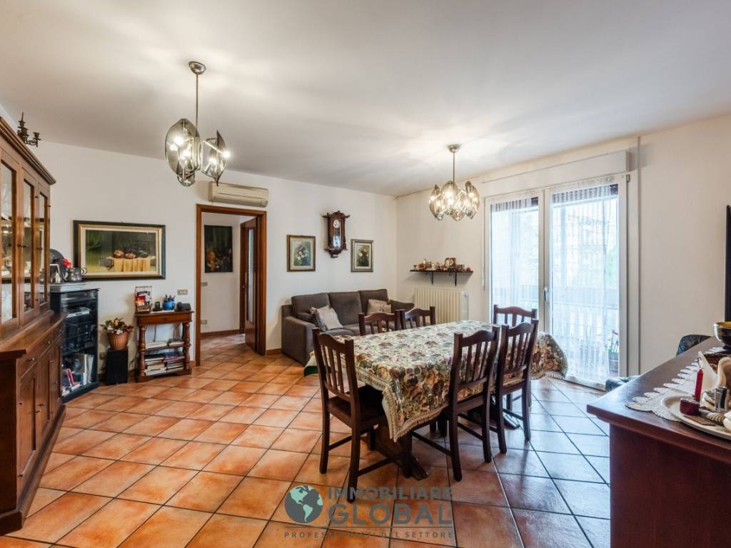 appartamento in vendita a Modena in zona Amendola