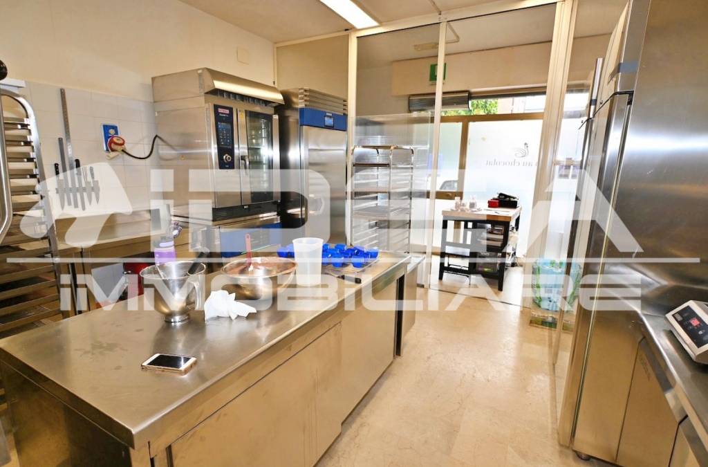 negozio in vendita a Modena in zona San Cataldo