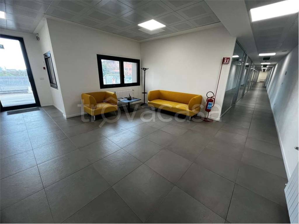 locale commerciale in vendita a Modena in zona Madonnina / Quattro Ville