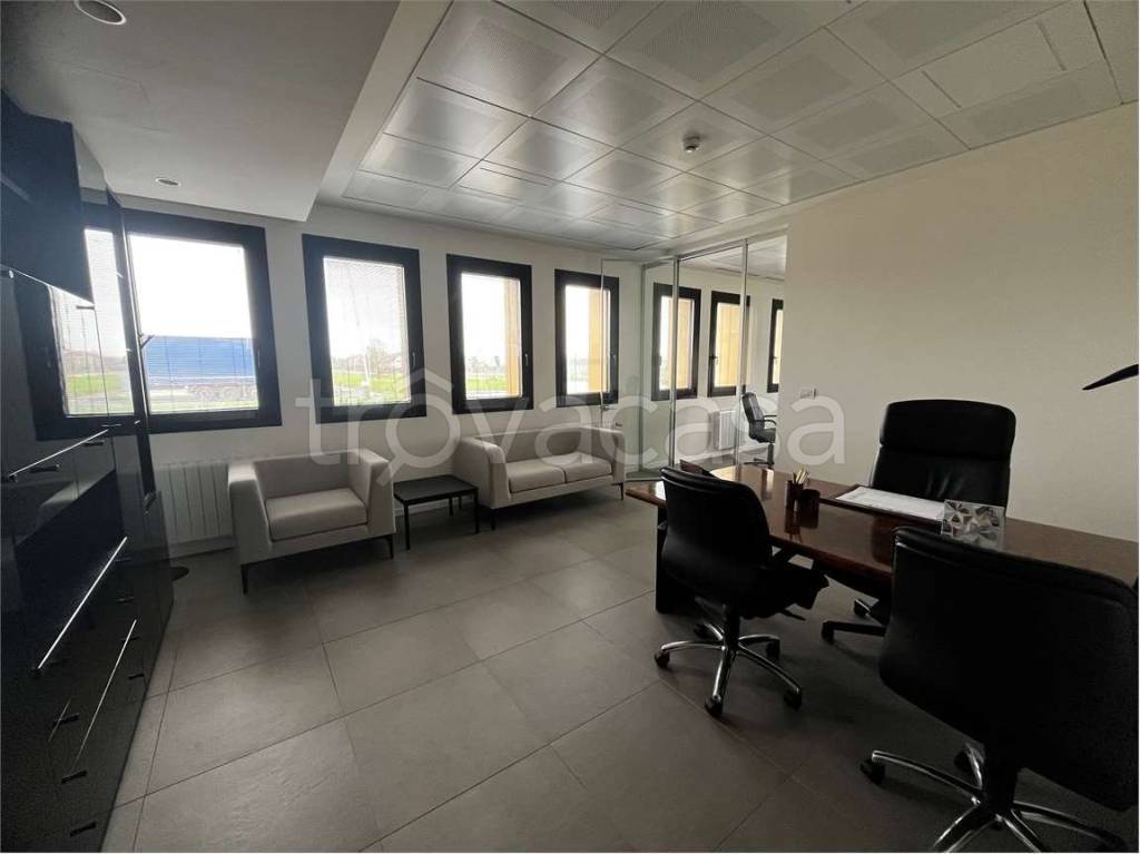 locale commerciale in vendita a Modena in zona Madonnina / Quattro Ville