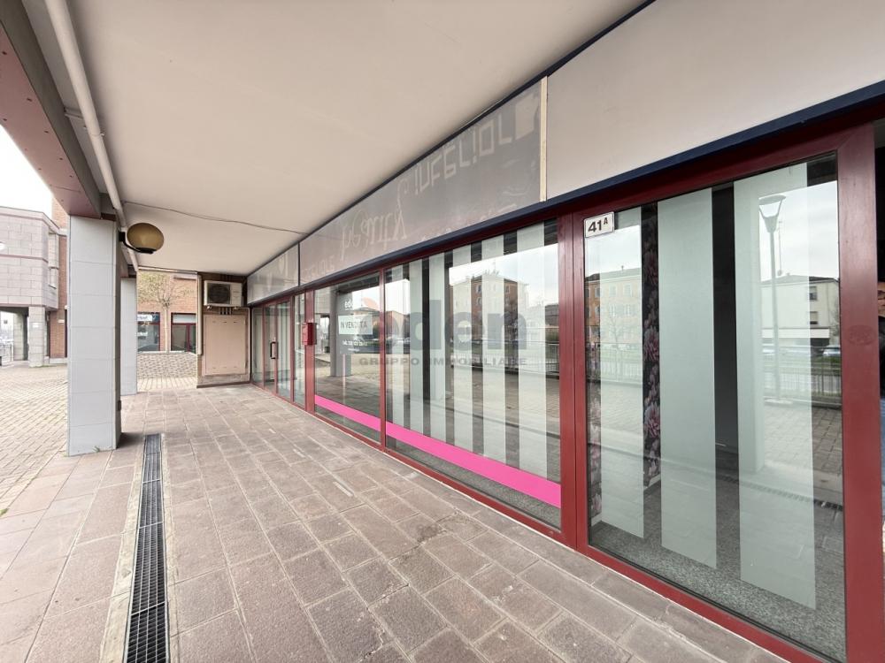 locale commerciale in vendita a Modena