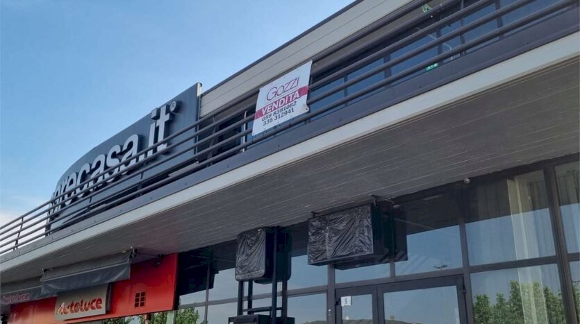 locale commerciale in vendita a Modena in zona Madonnina / Quattro Ville