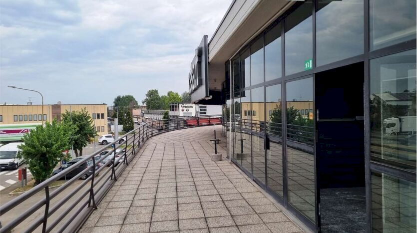 ufficio in vendita a Modena in zona Madonnina / Quattro Ville