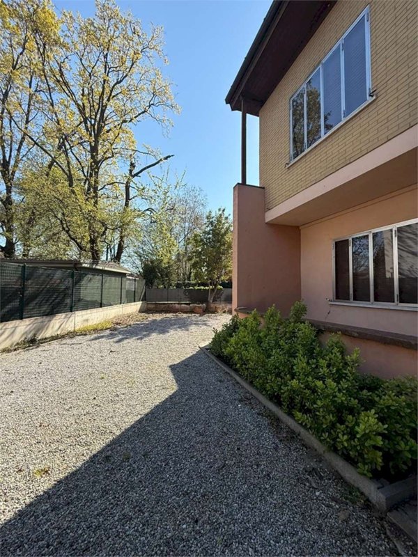 casa indipendente in vendita a Modena in zona Centro Storico