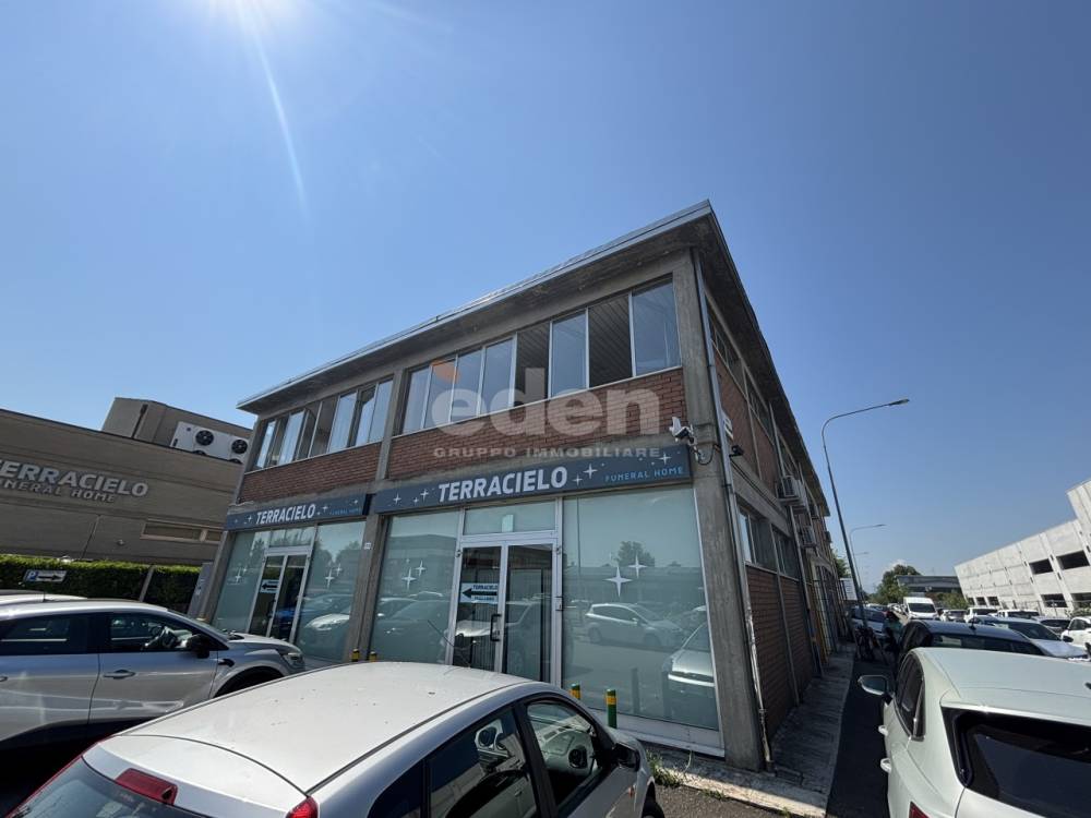 negozio in vendita a Modena in zona San Lazzaro / Modena Est