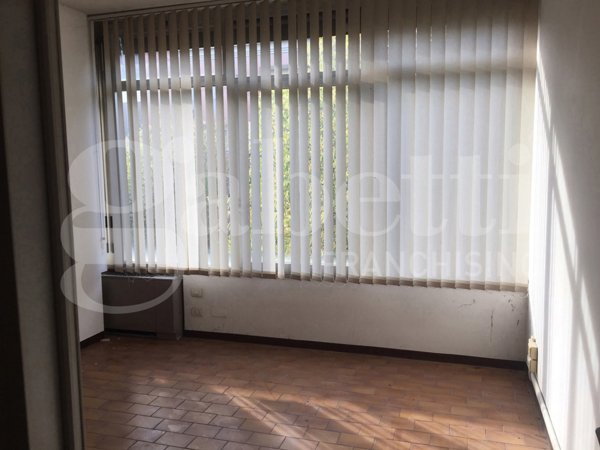 locale commerciale in vendita a Modena