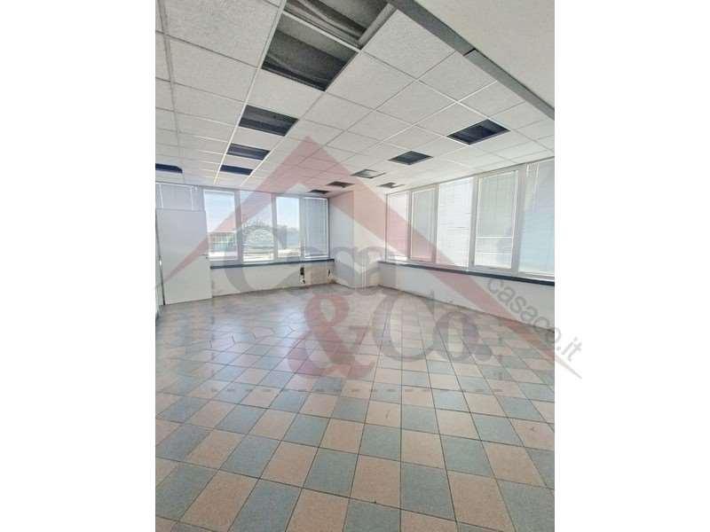 negozio in vendita a Modena in zona Madonnina / Quattro Ville