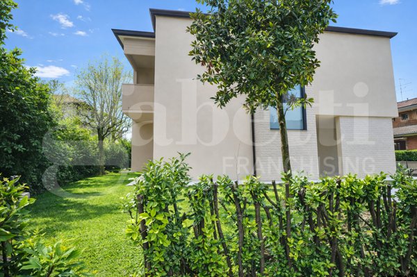 casa indipendente in vendita a Modena