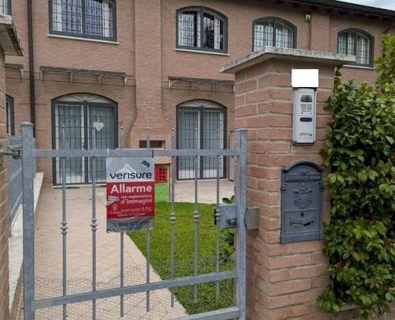 casa indipendente in vendita a Modena