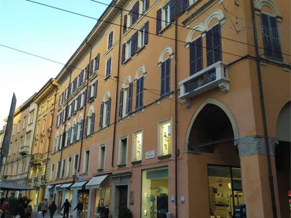 negozio in vendita a Modena in zona Centro Storico