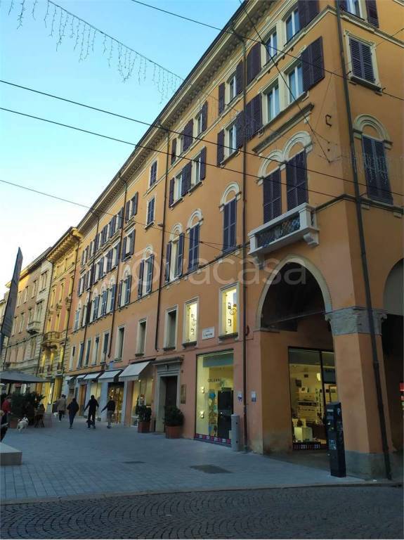 negozio in vendita a Modena in zona Centro Storico