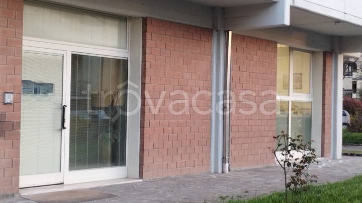 locale commerciale in vendita a Modena in zona Amendola