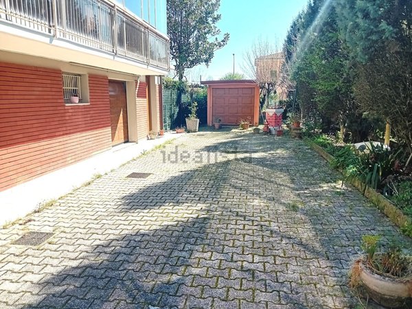 appartamento in vendita a Modena in zona Amendola