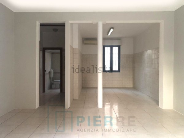 negozio in vendita a Modena in zona Sant'Agnese