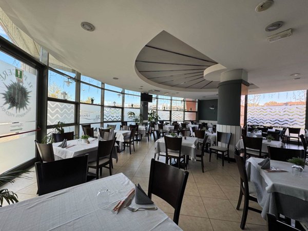 negozio in vendita a Modena in zona Vaciglio