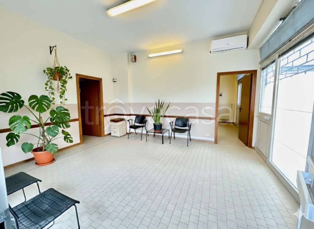 negozio in vendita a Modena in zona San Lazzaro / Modena Est