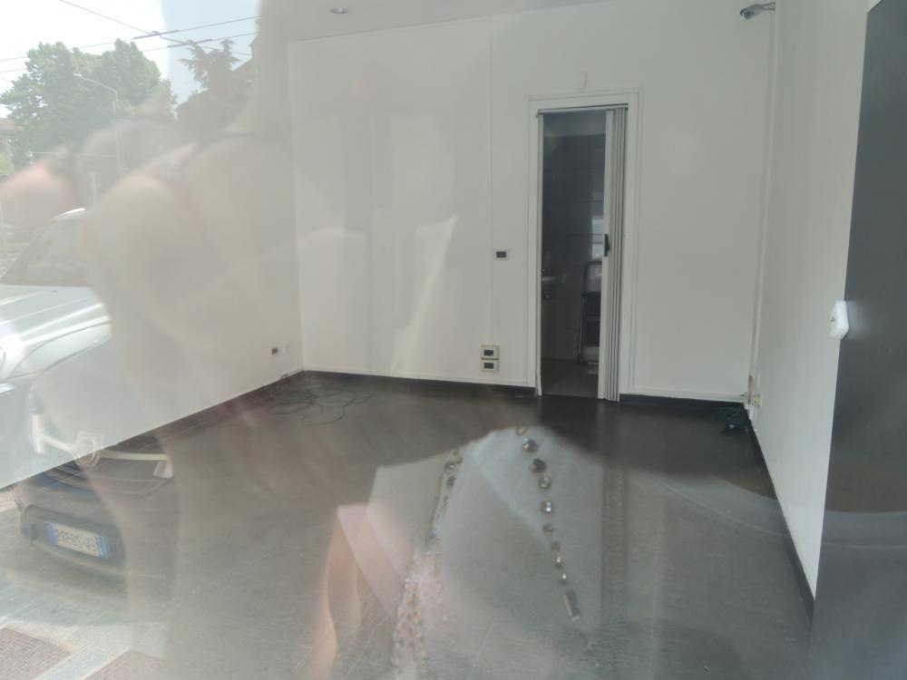 negozio in vendita a Modena in zona Centro Storico