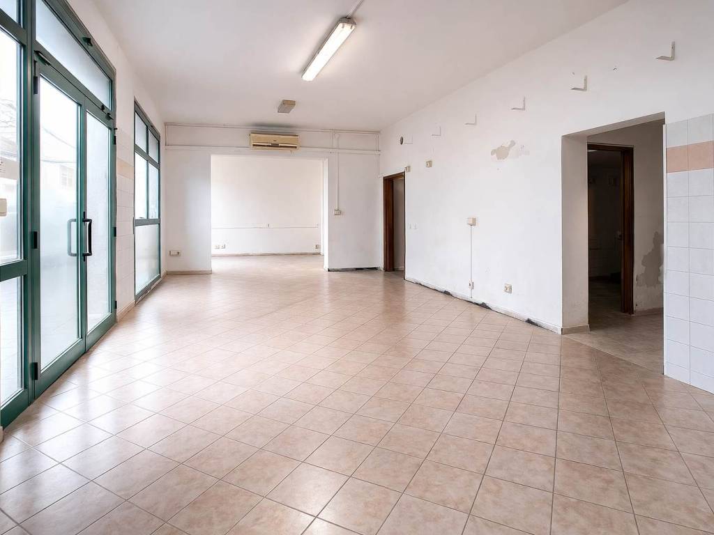 negozio in vendita a Modena in zona San Lazzaro / Modena Est