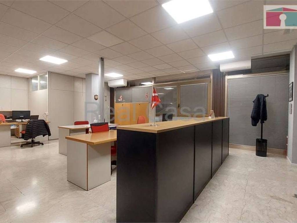 negozio in vendita a Modena in zona Cittanova