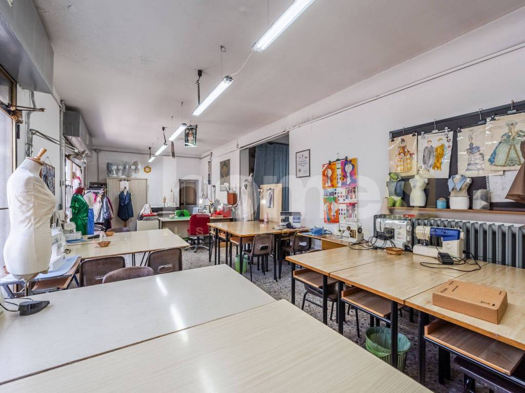 negozio in vendita a Modena in zona Vaciglio