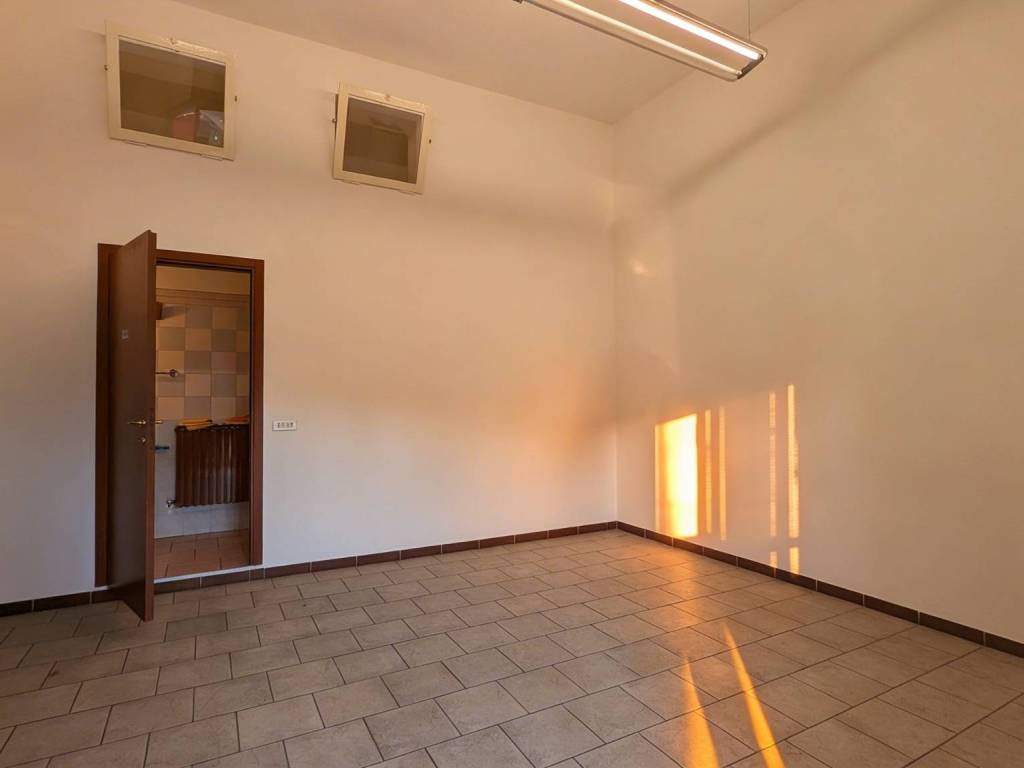 negozio in vendita a Modena in zona San Lazzaro / Modena Est