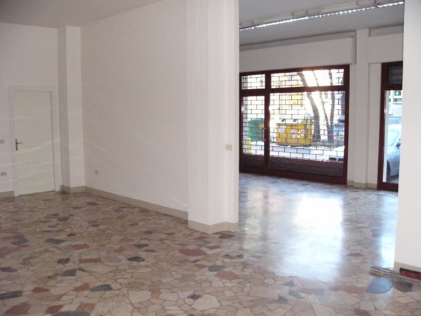 negozio in vendita a Modena