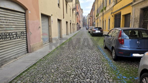 negozio in vendita a Modena in zona Centro Storico