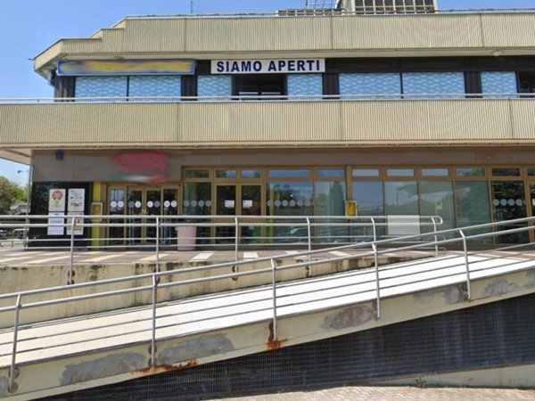 negozio in vendita a Modena in zona San Faustino