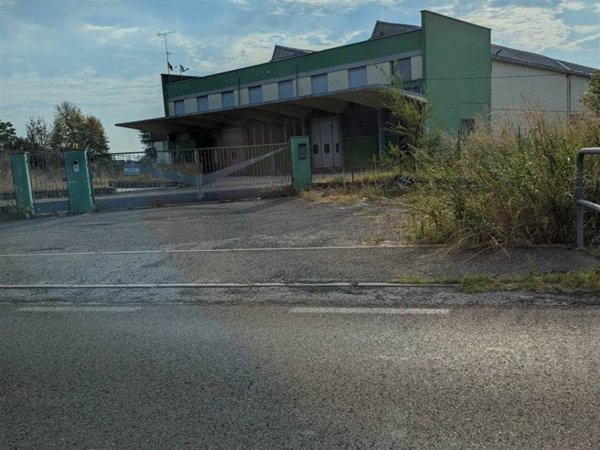 locale commerciale in vendita a Modena in zona Lesignana