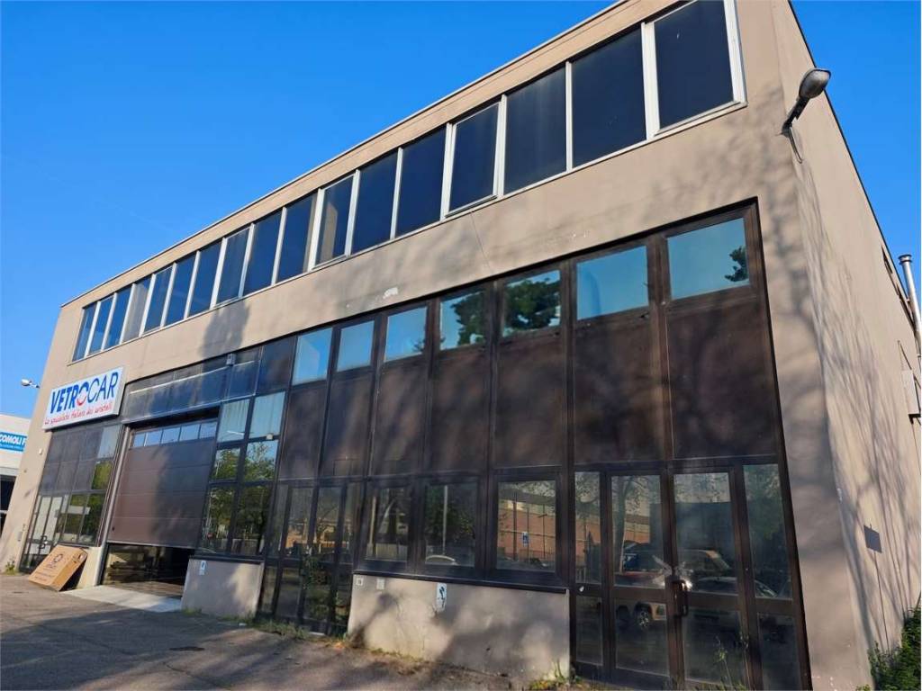 locale commerciale in vendita a Modena in zona San Lazzaro / Modena Est